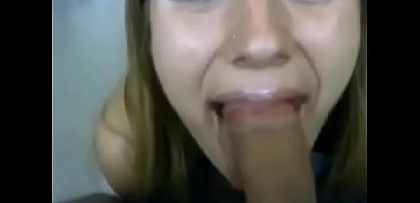  Dentista loira escovando os dentes com o pau do José de 18cm. Veja no que deu!